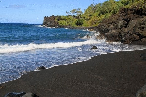 Тенерифе пляж с черным вулканическим песком и галькой